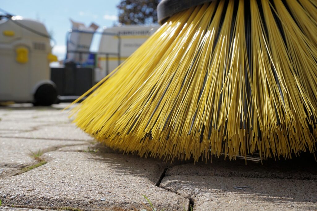 sweeper 1687444 1280 1024x682 - Die Vorteile von professionellen Reinigungsdiensten für Ihre Kommune